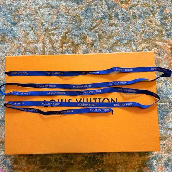 Louis Vuitton Magnetic Gift Box with Tag, Ribbon and Bag - Picture 5 of 9